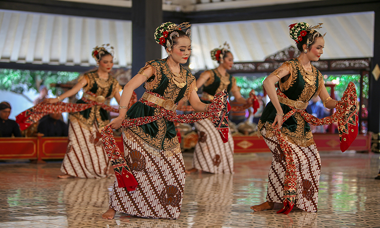 Indonesian women doing a traditional Javanese dance