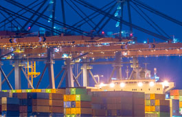 Container ship unloading at automated port
