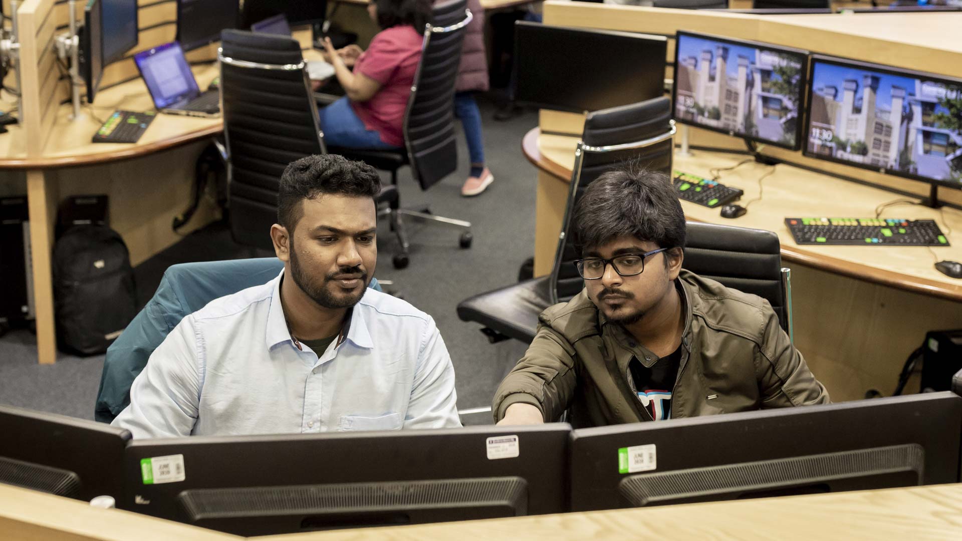Two students using Bloomberg terminals on the Trading Floor