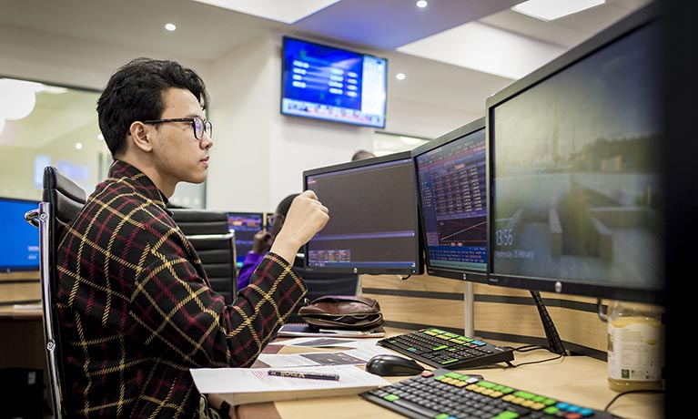 Student using the Trading Floor facility