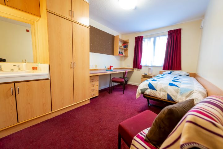 A standard bedroom in Singer Hall.