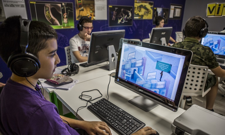 school children playing videogames as part of beaconing project