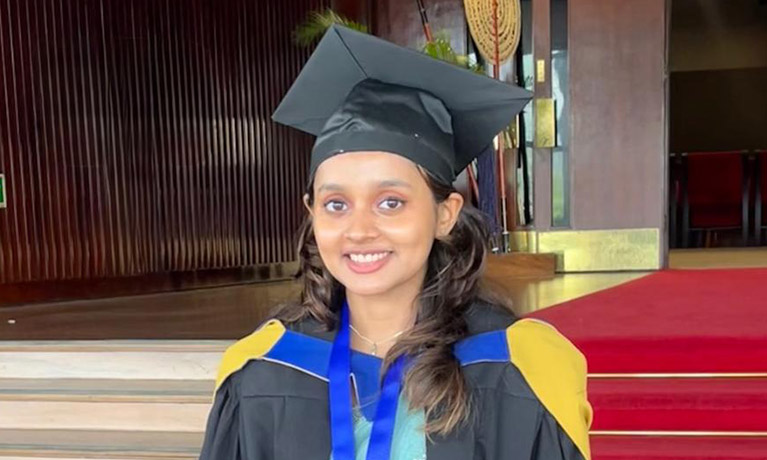 Gimhani-Karunaratne posing for a graduation photo